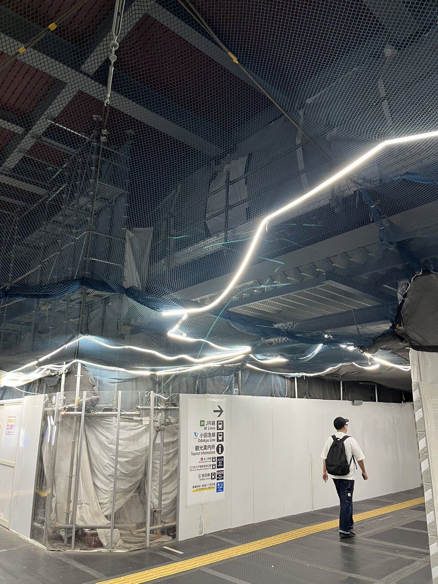 deracinema's tweet photo. 新宿の工事中の地下通路の天井と照明がカッコ良い。 https://t.co/MhIiMjSqH2