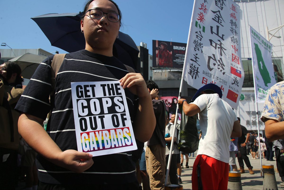 herelhughes's tweet photo. October 4, 2026 Taipei, Taiwan — Protestors gathered in front of two police stations in Taipei’s Ximen District on Sunday afternoon after police reportedly raided and conducted searches at three LGBTQ+ bars/clubs Saturday night. https://t.co/OAmtxRI00j