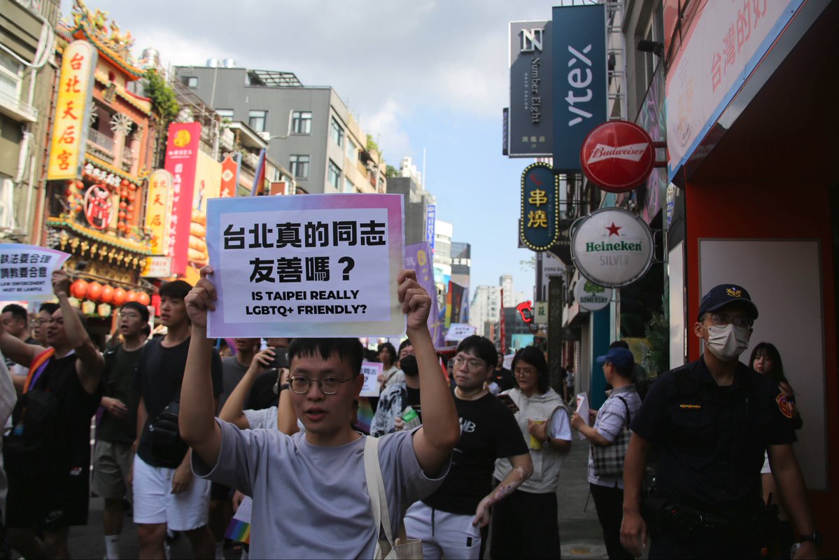 herelhughes's tweet photo. October 4, 2026 Taipei, Taiwan — Protestors gathered in front of two police stations in Taipei’s Ximen District on Sunday afternoon after police reportedly raided and conducted searches at three LGBTQ+ bars/clubs Saturday night. https://t.co/OAmtxRI00j