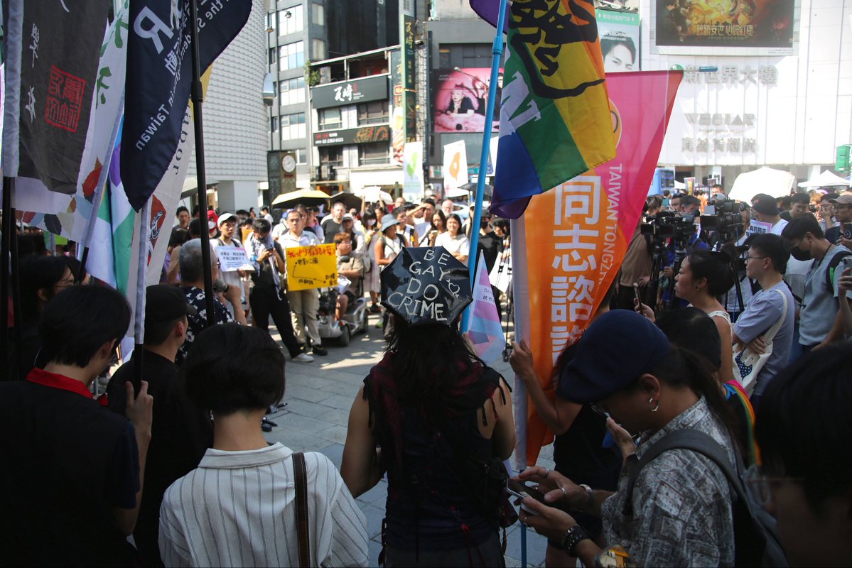 herelhughes's tweet photo. October 4, 2026 Taipei, Taiwan — Protestors gathered in front of two police stations in Taipei’s Ximen District on Sunday afternoon after police reportedly raided and conducted searches at three LGBTQ+ bars/clubs Saturday night. https://t.co/OAmtxRI00j
