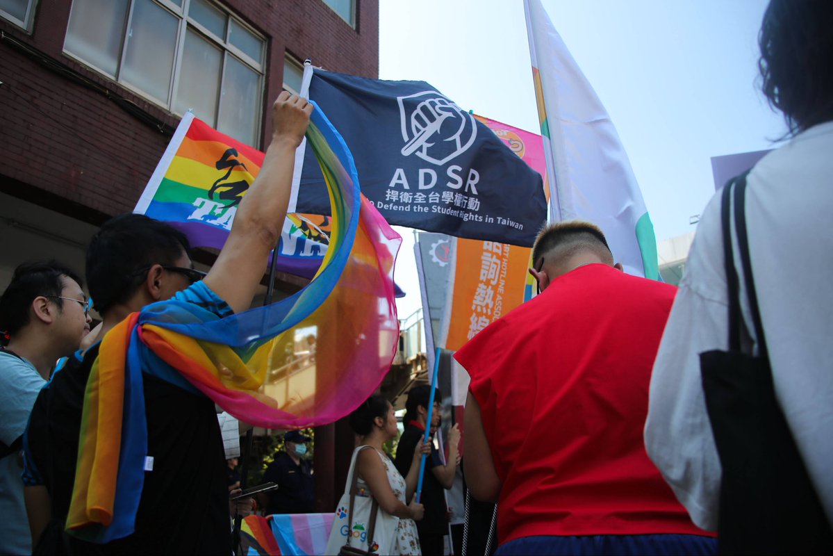 herelhughes's tweet photo. October 4, 2026 Taipei, Taiwan — Protestors gathered in front of two police stations in Taipei’s Ximen District on Sunday afternoon after police reportedly raided and conducted searches at three LGBTQ+ bars/clubs Saturday night. https://t.co/OAmtxRI00j