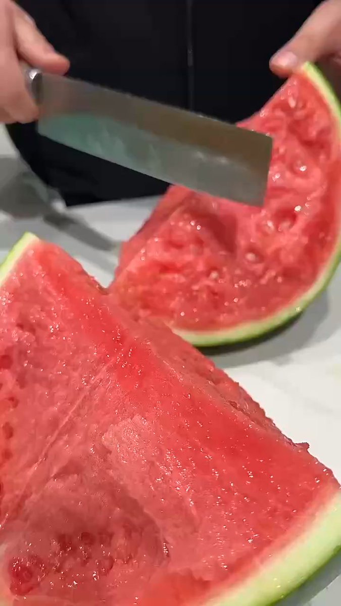jojihwan12's tweet photo. "Just gave a quick comment for this fresh fruit!  Still learning the right way to pick them, any tips #FruitVibes" https://t.co/MaYm0PhEqs