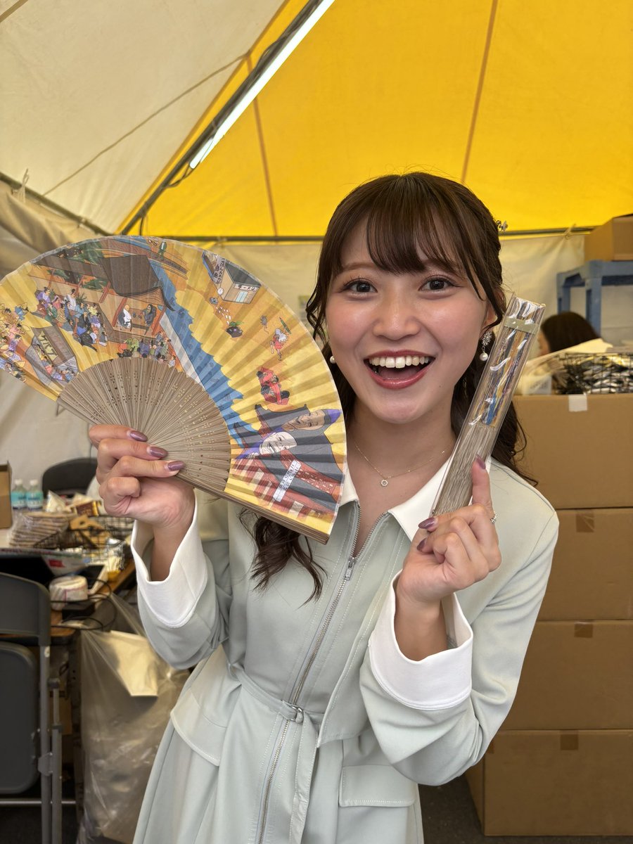NewHeisei's tweet photo. 花音さんに久しぶりに会えました‼️😊

オススメの「トムブラウンのニッポン放送圧縮計画」の扇子をゲットしました🪭
#ラジオパーク https://t.co/qsaDuU10fI
