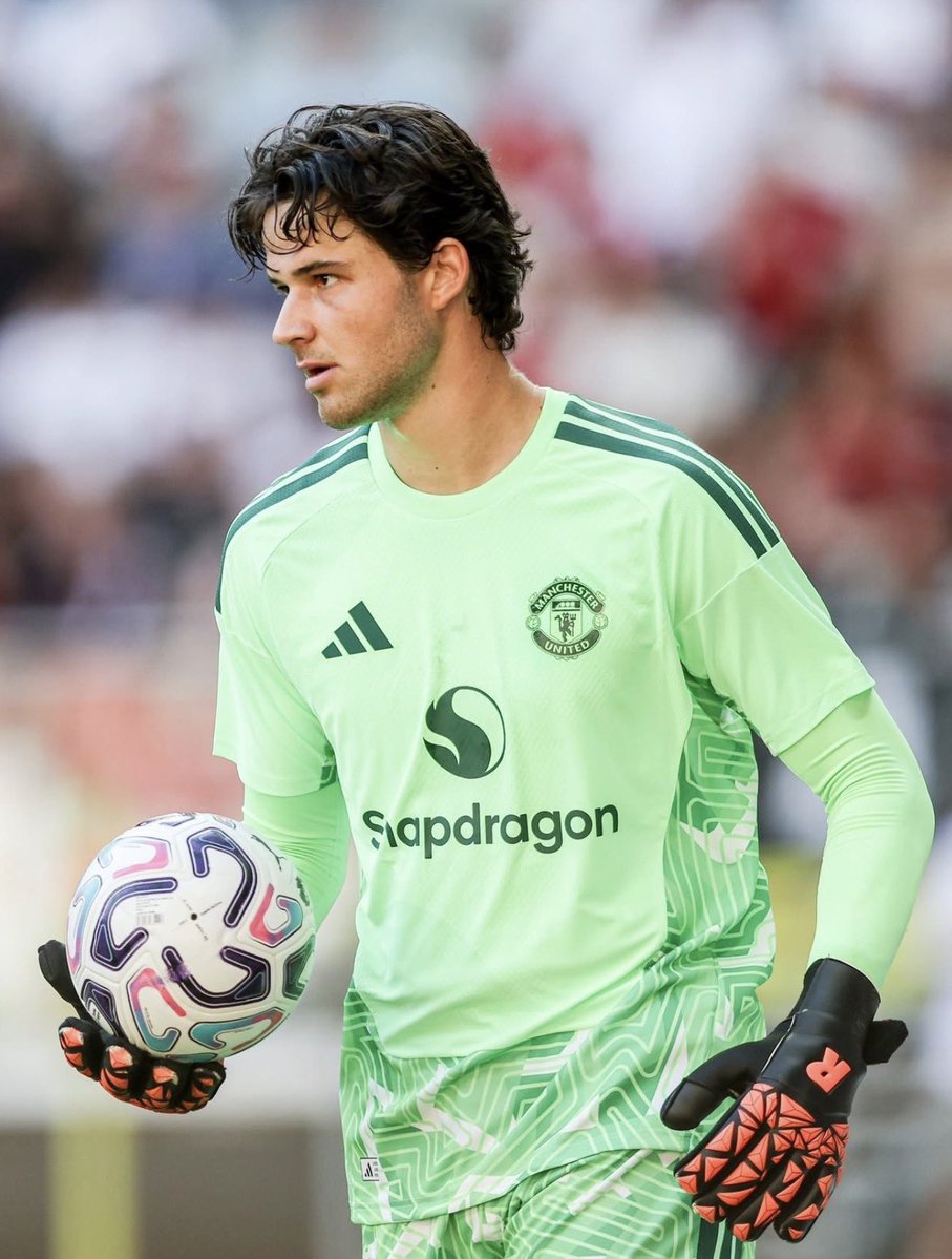 MUFCWO's tweet photo. 🎙️🔴 — سيني لامينس: 

حارس المرمى الذي كنت أقتدي به وأنا صغير هو مانويل نوير. https://t.co/l3bhRm3tY1