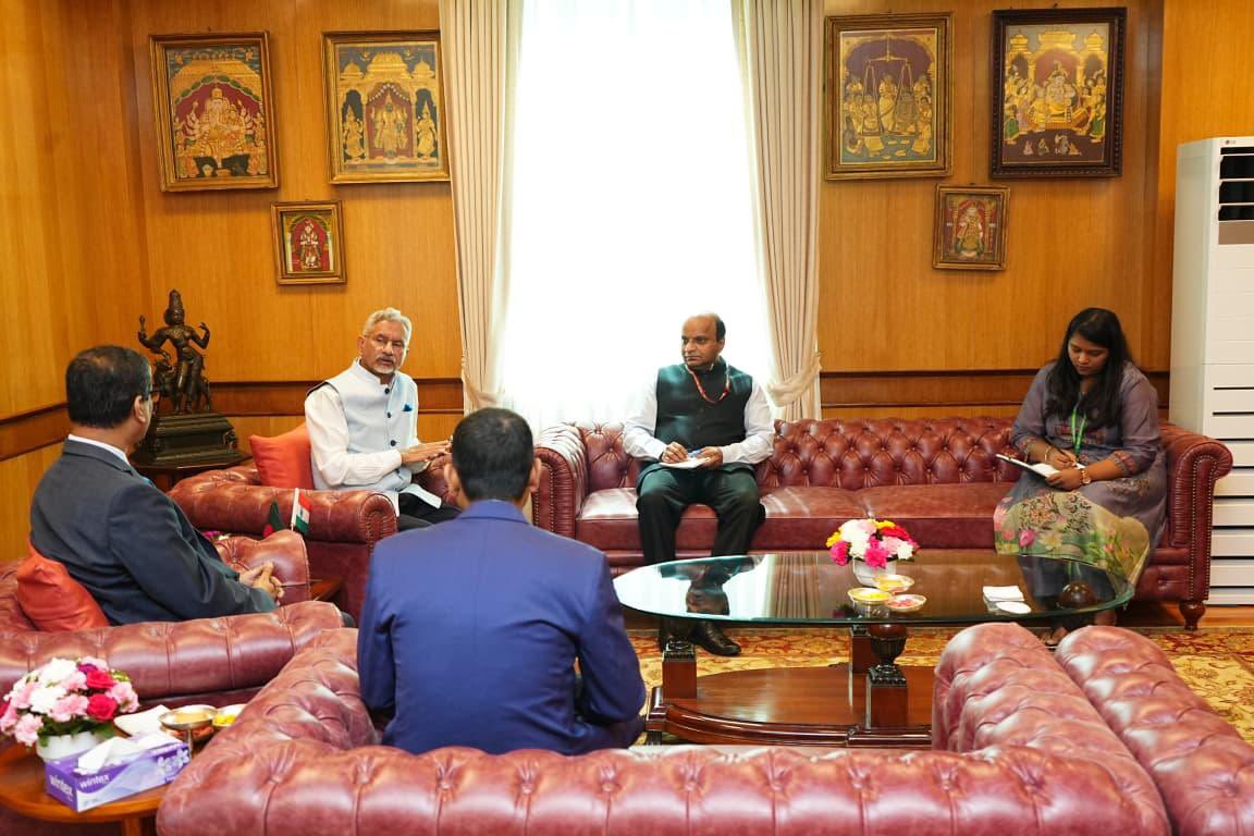 hamidullah_riaz's tweet photo. During the eighteen months' stint in #India as 🇧🇩 Envoy, tried to quietly steady and advance 🇧🇩🇮🇳 relations premised on mutual trust - dignity - shared benefits, to endure for a long haul, in 'shared interests'.
Not walking conventional paths of #diplomacy, trying to touch the chords with #people.

#Bangladesh @bdhc_delhi