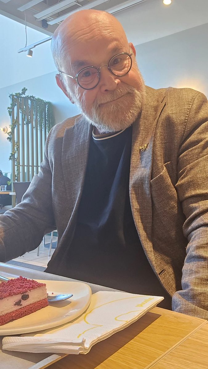 petteri_vaara's tweet photo. PÄIVÄN TÖKKÄYS 3961. Hyvät ystävät. Sota on menneillään jo meillä Suomessakin. Omat hyökkäävät. Sain viime viikolla kolme sellaista tappouhkausta, jotka on otettava todesta. Niiden ei tietenkään pidä antaa vaikuttaa omaan toimintaan. Joskus sodan tappiot osuvat omalle kohdalle. Sain pengottua, että maahan on juuri perustettu sisäisen mielipidesodan johdon alaisuuteen ryhmä suunnittelemaan rauhan toimijoiden systemaattista häirintää. Minunkin sivuilleni tuli aivan uusia ”kasvoja”. Tekstianalyysini kertoi, että kirjoitukset tulivat samasta pajasta. Ei voi sanoa, etteikö mediamme olisi näistä kiinnostunut. Se yllyttää näihin tekoihin.
-Jussi Särkelä
