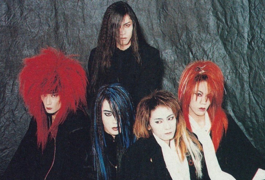 EDaM_Official's tweet photo. ROUAGE(第一期)

RIKAさん⋯
ex-Ad de Vidar

RAYZIさん⋯
ex-Silver~Roseローディー

KAIKIさん⋯
ex-Silver~Rose
ex-WITH SEXY

SHÖNOさん⋯
ex-DIE-ZW3E
ex-Ad de Vidar

一緒にバンドやったのは衝撃だったし感動した

KAZUSHIさんの様なカリスマ性が半端ないボーカルが見つかった事も凄い事だと思う

Ba.にYUKIさんがKAIKIさん脱退後に在籍してました
ex-DIE-ZW3E

第一期メンバーはエグい位に豪華です

ROUAGE
メンバー
Vo.KAZUSHIさん
Gu.RAYZIさん
Gu.RIKAさん
Ba.KAIKIさん
https://t.co/1w4iRy9zEyÖNOさん

SILKのジャケットは⋯
1st〜4th pressまでで⋯
プレス違いで全4色が有り
• 1stプレス：ブラウン
• 2ndプレス：ブラック
• 3rdプレス：ブルー
• 4thプレス：グリーン

全色持ってる方は凄いです

ROUAGE
Indies 1st Single(8cm Type)
『SILK』
↘️
https://t.co/vdO8Vkl67a