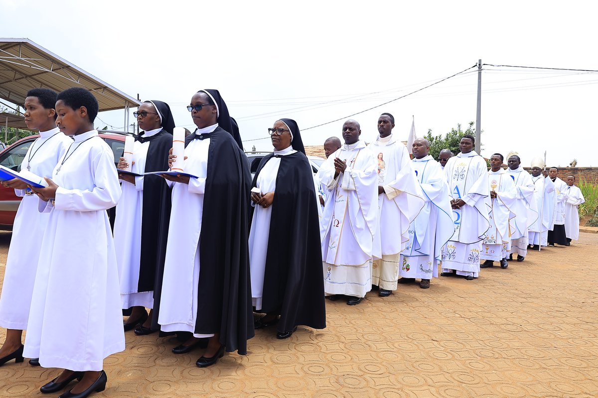 pacis_tv's tweet photo. #PacisTv, Nonaha Umushumba wa Diyosezi ya @KabgayiOf yifatanyije mu gitambo cya Misa n'Abakristu ba Paruwasi ya Gihara, aho muri iki gitambo cya Misa aza kwakira amasezerano yambere n'ayaburundu ku Babikira bo mu muryango w'Aba Dominikani b'abogezabutumwa muri Afrika. https://t.co/MVtiqcXFYE
