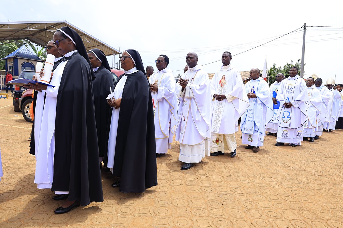 pacis_tv's tweet photo. #PacisTv, Nonaha Umushumba wa Diyosezi ya @KabgayiOf yifatanyije mu gitambo cya Misa n'Abakristu ba Paruwasi ya Gihara, aho muri iki gitambo cya Misa aza kwakira amasezerano yambere n'ayaburundu ku Babikira bo mu muryango w'Aba Dominikani b'abogezabutumwa muri Afrika. https://t.co/MVtiqcXFYE
