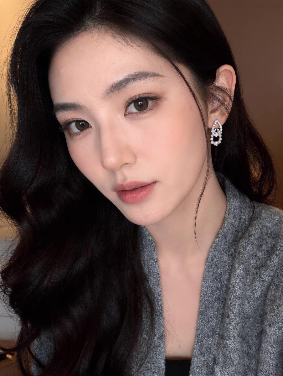 Bretislav433161's tweet photo. 95后｜已婚｜老师 🎀  
这里是一个不太敢在朋友圈发牢骚的小树洞。 
工作有点累，生活偶尔烦，偶尔也想找个地方说说话。
此生固短，仿佛一场梦，所以，开心一点，松弛一点，凡事不要太上心。
希望在这里认识一些有趣、真诚、同频的人。 
#老师 #反差 #新人 https://t.co/OxEWqpi9Vk