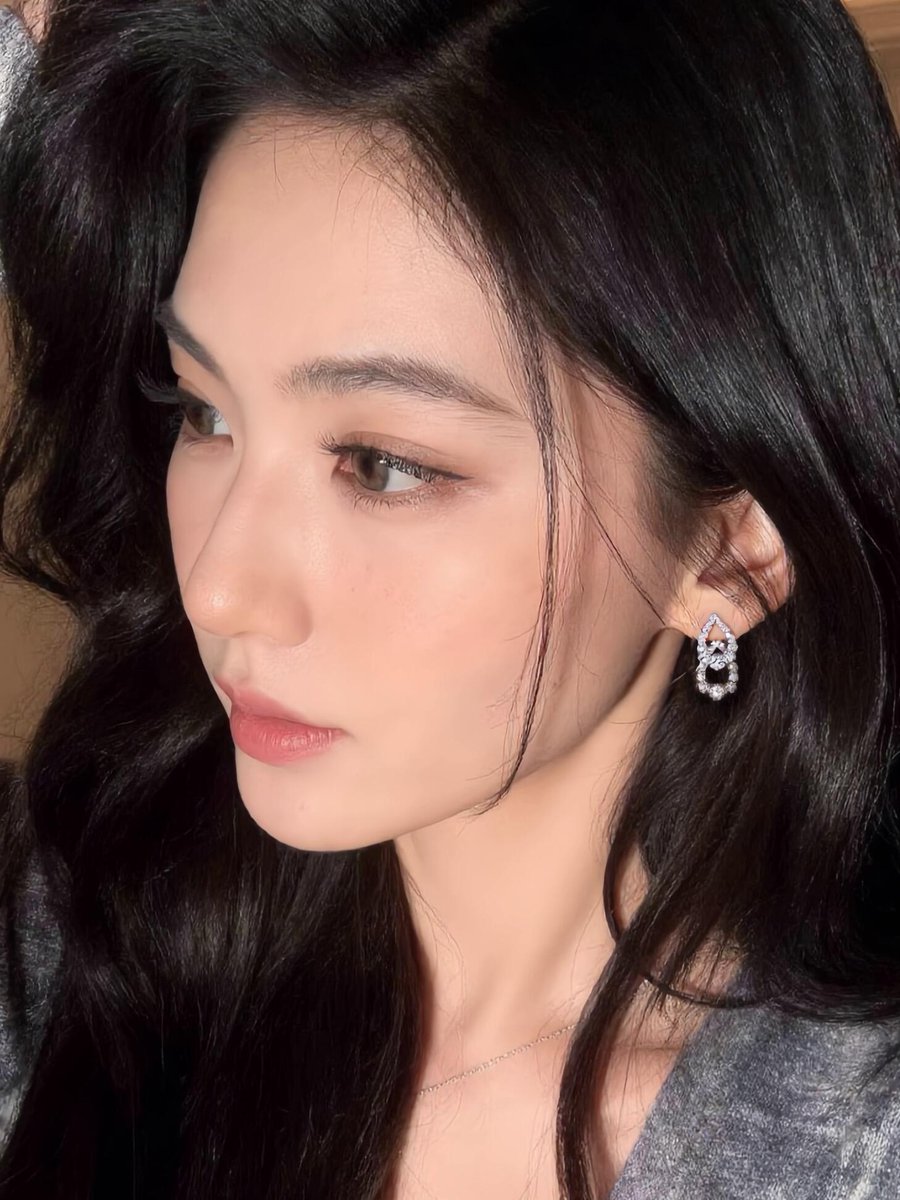 Bretislav433161's tweet photo. 95后｜已婚｜老师 🎀  
这里是一个不太敢在朋友圈发牢骚的小树洞。 
工作有点累，生活偶尔烦，偶尔也想找个地方说说话。
此生固短，仿佛一场梦，所以，开心一点，松弛一点，凡事不要太上心。
希望在这里认识一些有趣、真诚、同频的人。 
#老师 #反差 #新人 https://t.co/OxEWqpi9Vk