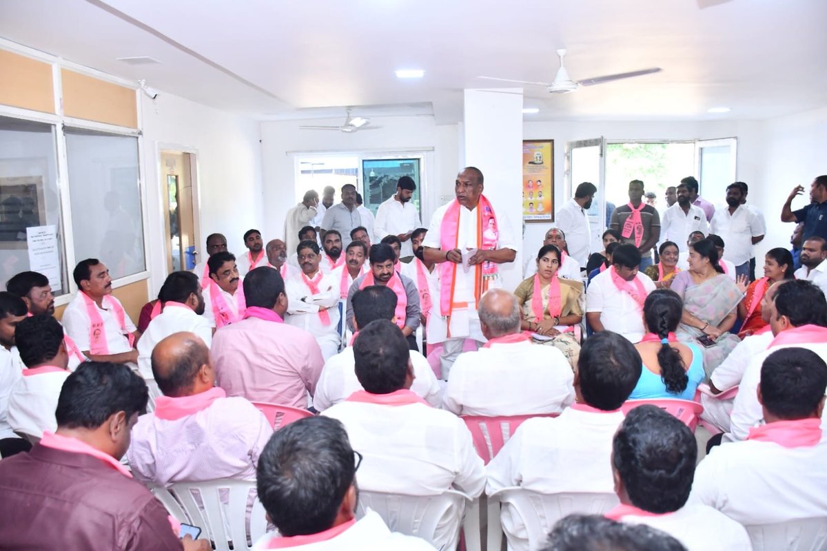 chmallareddyMLA's tweet photo. గ్రాడ్యుయేట్ ఏమ్మెల్సీ ఎన్నికల సందర్బంగా  మల్లారెడ్డి గారి ఆధ్వర్యంలో బోయినపల్లి క్యాంప్ కార్యాలయంలో ప్రజాప్రతినిధులు, నాయకులతో సమన్వయ సమావేశ కార్యక్రమం నిర్వహించడం జరిగింది.
గ్రాడ్యుయేట్ MLC ఓటరుగా నమోదు కార్యక్రమంపై ముఖ్య సూచనలు చేయడం జరిగింది. https://t.co/Bs3iG002j2