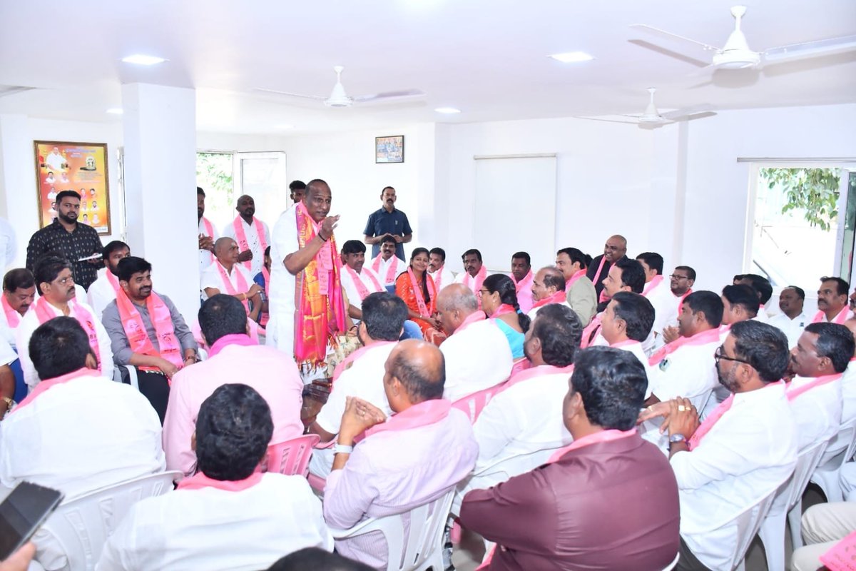 chmallareddyMLA's tweet photo. గ్రాడ్యుయేట్ ఏమ్మెల్సీ ఎన్నికల సందర్బంగా  మల్లారెడ్డి గారి ఆధ్వర్యంలో బోయినపల్లి క్యాంప్ కార్యాలయంలో ప్రజాప్రతినిధులు, నాయకులతో సమన్వయ సమావేశ కార్యక్రమం నిర్వహించడం జరిగింది.
గ్రాడ్యుయేట్ MLC ఓటరుగా నమోదు కార్యక్రమంపై ముఖ్య సూచనలు చేయడం జరిగింది. https://t.co/Bs3iG002j2