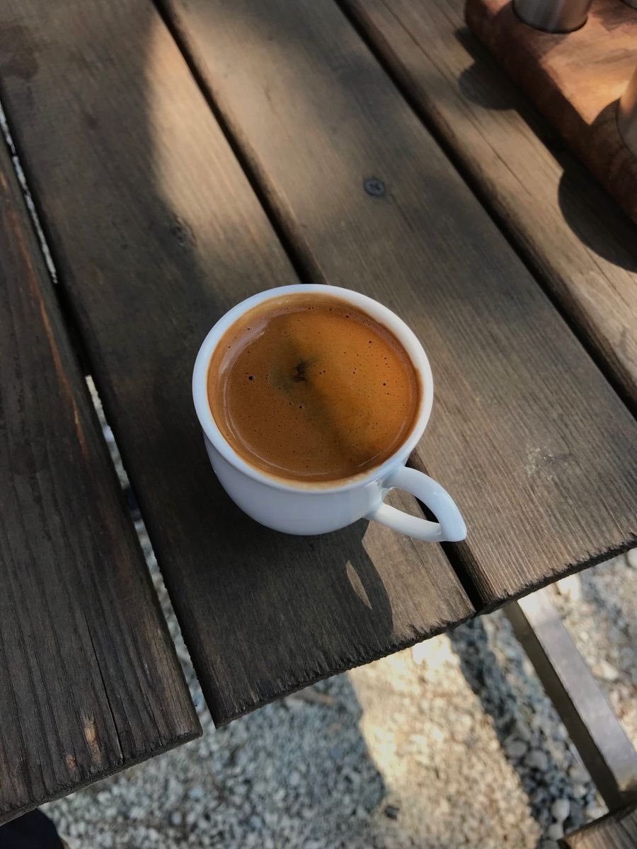 Orhanlale's tweet photo. Yavaş akan bir #pazar günü, bol köpüklü bir kahve ie güzel 
Günün özeti budur. 🪵☕️ #SundayMood https://t.co/wHwCuuPcCt