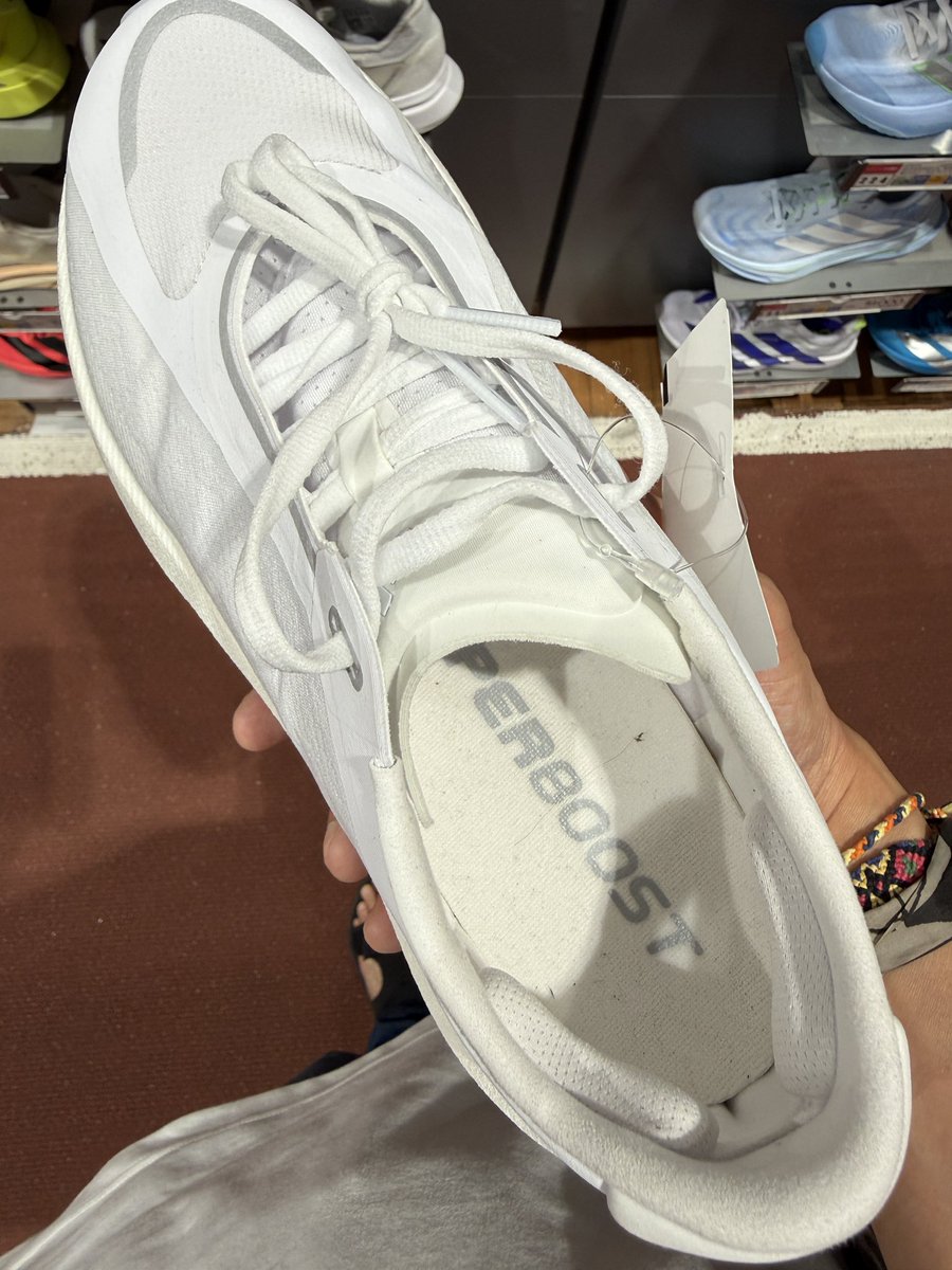 TMiyatsukasa's tweet photo. HYPERBOOST Edge
思ってたのと違って
デザインシンプルですね!
このくらい真っ白なら、
これも悪くないな😊
#adidas #HYPERBOOSTEdge https://t.co/ttW7QYCHWD