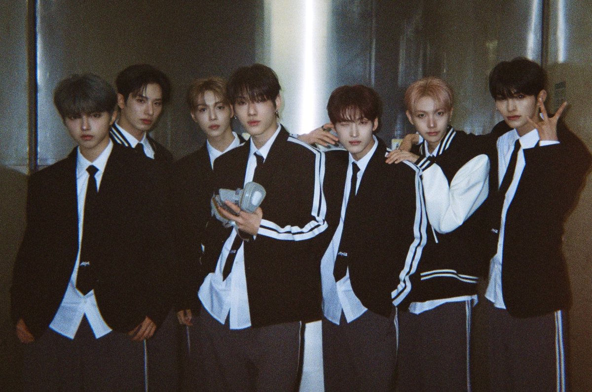 ALL_H_OURS's tweet photo. [🎠]
D+1000 of ALL(H)OURS💙

#ALL_H_OURS #올아워즈 https://t.co/TwNaE1g9n1