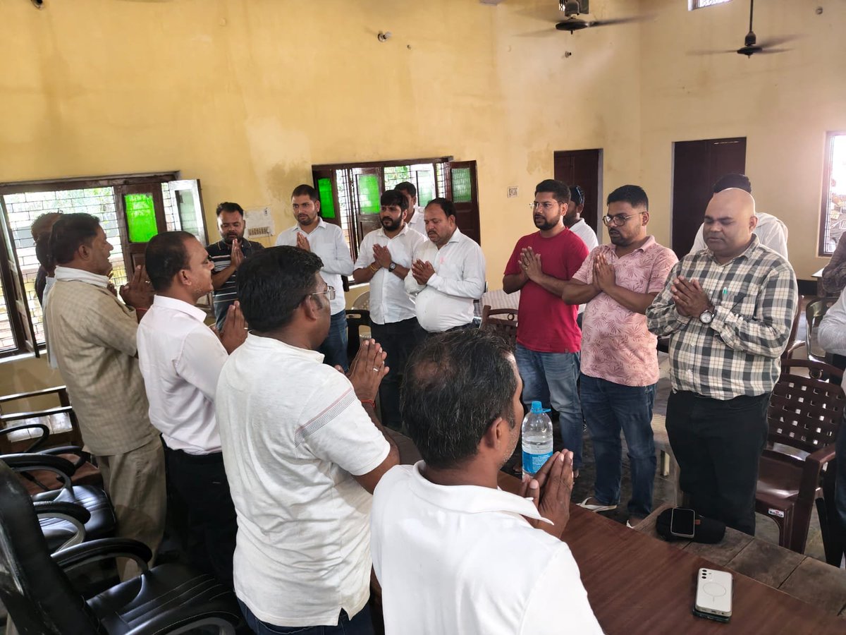 LekhpalSanghRbl's tweet photo. आज दिनांक 4/10/2026 को जनपद रायबरेली की सभी 6 तहसीलों के पदाधिकारियों ए��ं जिला कार्यकारिणी की बैठक सम्पन्न हुई।प्रदेश कार्यकारिणी द्वारा जारी कार्यक्रम का सत्यनिष्ठा एवं अनुशासन के साथ अनुपालन कराने की शपथ ली गई।आगामी चरण को सफल बनाने हेतु विस्तृत चर्चा हुई
#लेखपाल_की_जायज_मांगे https://t.co/iHAREqHBXi