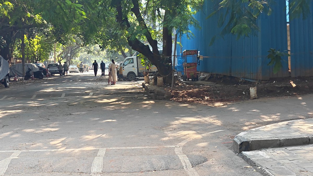 brightnpale's tweet photo. @GBA_office @icindngr @krishnabgowda This spot finally got cleaned up. Don't know who did this but it is clear. #Footpath is still #inaccessible but step 1 is done - at least the garbage has been cleared. https://t.co/qpQJ9gqAnT