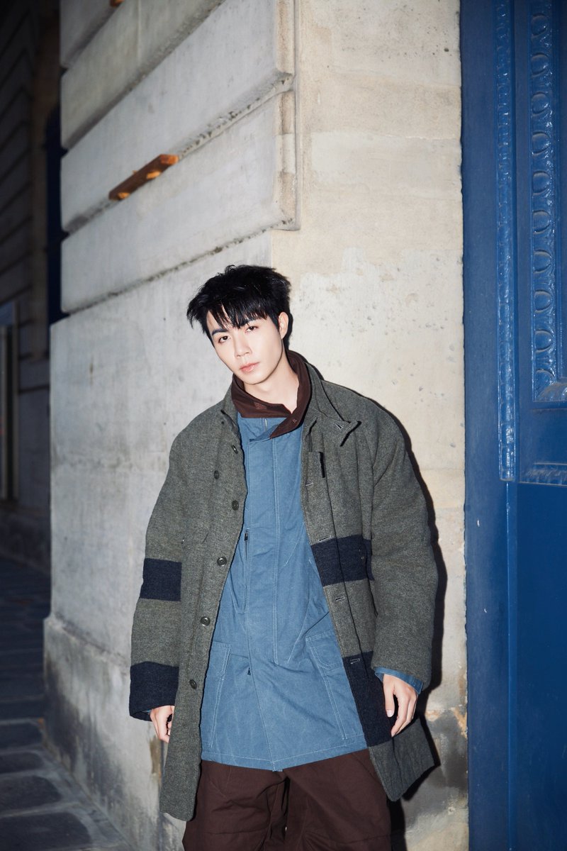 Kazzmagazine's tweet photo. หล่อคูล! "ซี พฤกษ์" ร่วมชมโชว์แบรนด์ Yohji Yamamoto คอลเล็กชั่น Spring/Summer 2027 @ PARIS FASHION WEEK 🤍

ZEE PRUK IN PFW 2027
#YohjiYamamotoXZeePruk
#yohjiyamamoto
#ZeePruk
#KAZZMAGAZINE https://t.co/fLQEWxD187