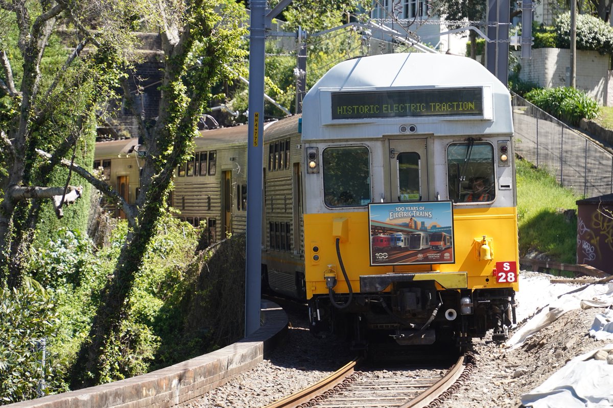 AunzRailfan's tweet photo. Lavender Bayからはハーバーブリッジを渡るS setも撮影。橋がデカすぎて車両を見つけるのも大変。
旧Milsons Point駅跡の留置線は単線でローカルな雰囲気。
本線との分岐はWavertonでスイッチバックのため、再び街の階段を駆け上がりNorth Sydneyで先回り成功！
地下駅を走る姿もまた似合いますね。 https://t.co/J4DKHkrpYT