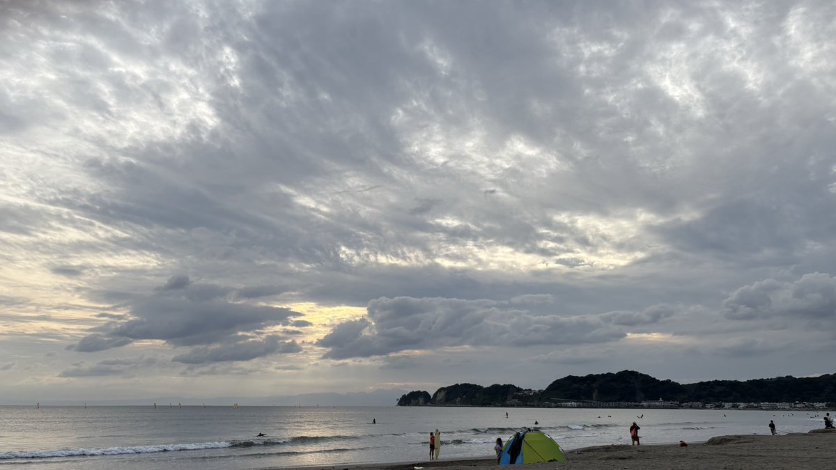 nishi_taker's tweet photo. 日曜RUNは、20㎞ロングをほぼペース走で。
天気はイマイチながら、気温は気持ちいい頃合い。
EVO SLの効果もあり、スルスルとペースが上がってしまった。
久しぶりに鵠沼まで行ったけど、やっぱり鎌倉と違う雰囲気で、これもいいなー。
#サブ4挑戦 #ランニング #江ノ島RUN #イマソラ https://t.co/p8fYAqRV15