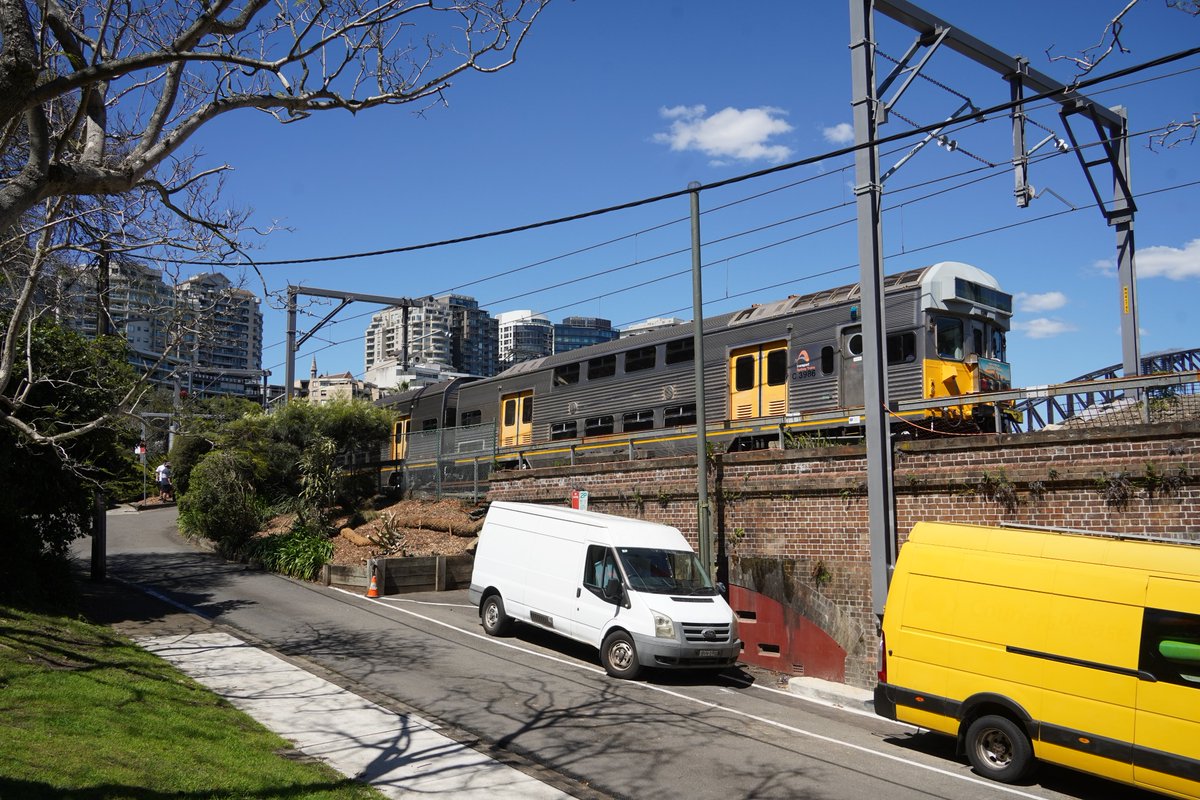 AunzRailfan's tweet photo. Lavender Bayからはハーバーブリッジを渡るS setも撮影。橋がデカすぎて車両を見つけるのも大変。
旧Milsons Point駅跡の留置線は単線でローカルな雰囲気。
本線との分岐はWavertonでスイッチバックのため、再び街の階段を駆け上がりNorth Sydneyで先回り成功！
地下駅を走る姿もまた似合いますね。 https://t.co/J4DKHkrpYT
