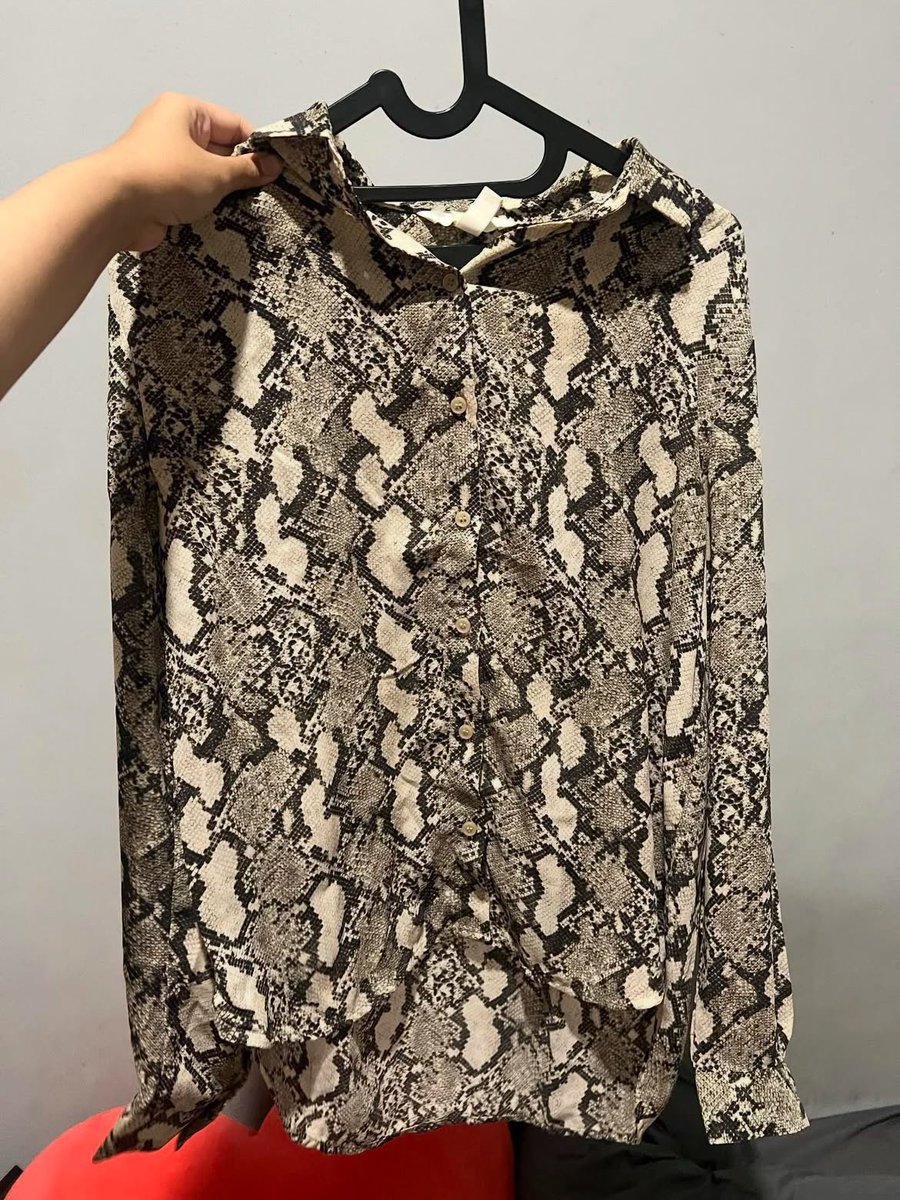 rw_alterego's tweet photo. Kemeja motif h&amp;m 35k ajaa siapa mau https://t.co/AXyAjqBsw9