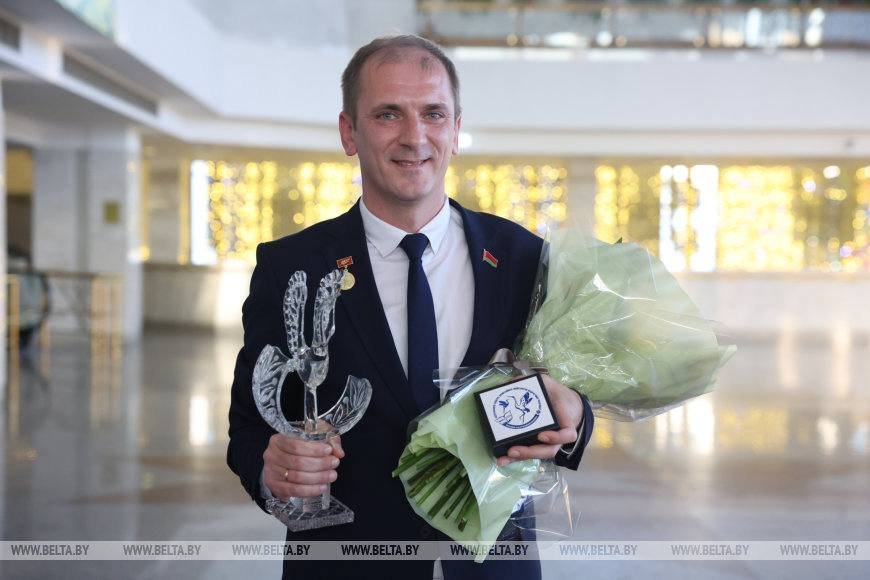 ActualidadBel's tweet photo. 👨🏻‍🏫🏆Denis Dubanevich, de Smolevich, se ha convertido en el maestro del año de Belarús.

Fue nombrado en Minsk en el Palacio de la República en un evento solemne dedicado al Día del Maestro.💪🏻🇧🇾 https://t.co/G1f8wy7BEj
