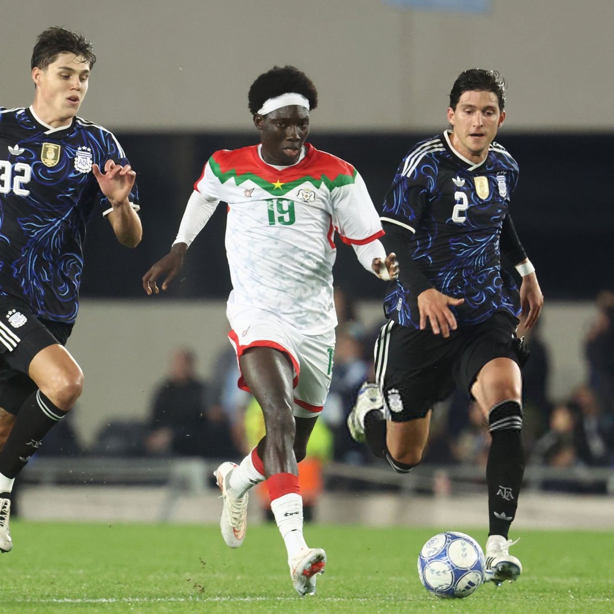 lnstantFoot's tweet photo. 🚨🚨 ÉNORME SCANDALE EN ARGENTINE MALGRÉ LA VICTOIRE 7-0 CONTRE LE BURKINA FASO !!! 🤯🤯🇦🇷

L'Albiceleste a pris en charge tous les frais du voyage des joueurs burkinabés, via un VOL LOW COST ET DES CONDITIONS QUI NE CONTENTAIENT PAS LES JOUEURS. ❌🇧🇫

👉 La plupart des membres de la sélection ONT DONC DÉCIDÉ DE NE PAS ASSISTER AU VOL ET LA FÉDÉRATION A ENVOYÉ UN GROUPE QUASI ENTIÈREMENT COMPOSÉ DE JEUNES DE L'ÉQUIPE U-23. 😬

LA HONTE NE S'ARRÊTE PAS LÀ : Le vol a atterri à Buenos Aires 3h avant le début du match, l'équipe était épuisée car elle n'a pas eu le temps de se reposer. Résultat : VICTOIRE 7-0 DES ARGENTINS.

Dans la presse locale, on considère ce match comme "un match qui a été, plus qu'un amical, une honte" (Clarin).

Même Scaloni, sélectionneur de l'Argentine, a estimé que le match n'était pas à niveau égal, et qu'il AIMERAIT JOUER CONTRE DES ÉQUIPES MEILLEURES S'IL LE POUVAIT. 

(via @footmercato)
