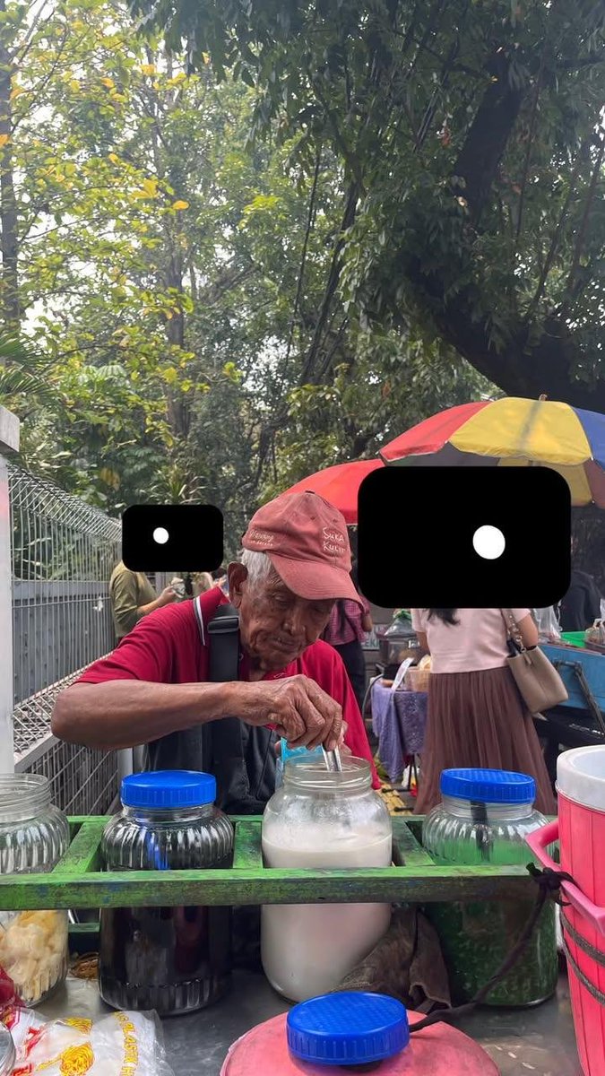 LiaAfri03881071's tweet photo. HALOOO SEMUANYAAA, buat yang gereja di Gereja Santa Perawan Maria Ratu Blok Q bantu beli jualan kakeknyaa yuukk!! kakeknya jualan cendol 🧋🧋🧋

lokasinya ada di pintu masuk gereja sekitar jam 10-12 siang yaaa (sehabis misa kedua dan misa ketiga english mass)

Harganya 15rb ajaaa guyyss hihi! dan siapin uang cash yaaa 💵💵 soalnya kakeknya ga punya QRIS 🥺🥺