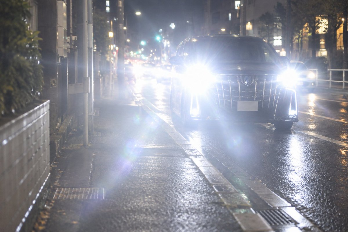 djnobby's tweet photo. 最近の車のヘッドライト、バカまぶしくない？？ドライバーからは見やすいのかもしれんけど、歩行者にとっては迷惑以外の何ものでもないよね。本当に危ない。 https://t.co/N5Er5pm6ef