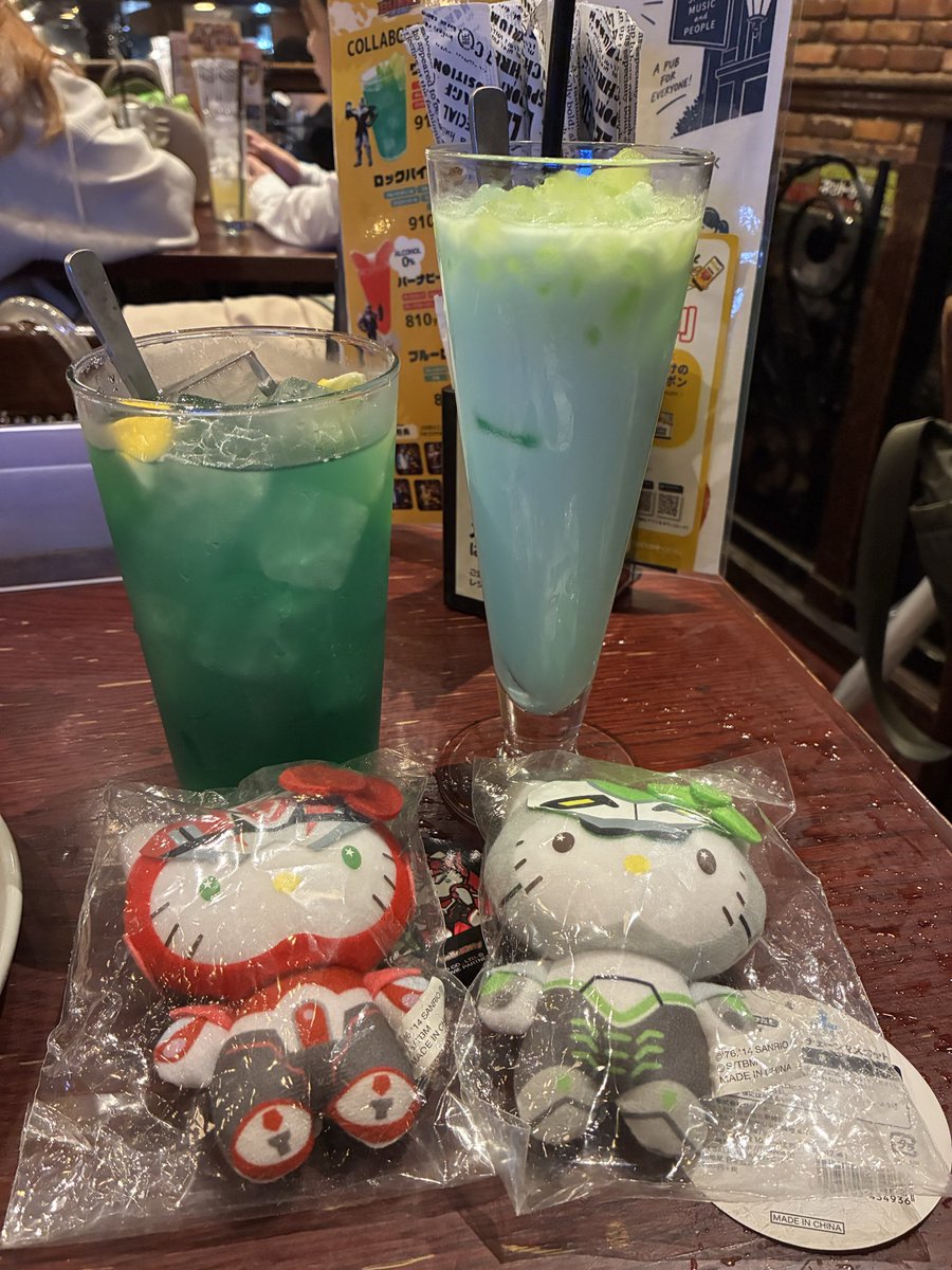 situkou's tweet photo. ロックバイソンとブルーローズ！

ロックバイソンの方が私の中ではワイルドタイガーなイメージだな！ワイルドタイガーは清潔感のある大人な男の味がする。舞台版のスピ虎徹さんのイメージなのかもしれん。
ブルーローズはミルク入ってお子ちゃまの味かと思いきや薔薇が大人のお姉さんの風味。トキメク https://t.co/FoGBNMwyxr