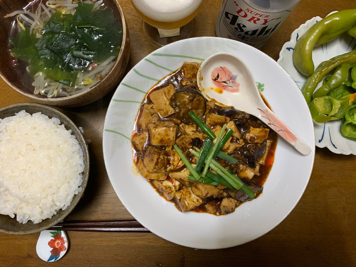 Atg2016atg's tweet photo. 夕食
・麻婆豆腐（コープの木綿豆腐、元気豚挽肉、
ニンニク、生姜、黒いピーシェン豆板醤、赤花椒 、豆鼓、五香粉
ナス🍆ゴマ油、ラー油、酒、水溶き片栗粉,ニラ
・炊きたて白米
・モヤシとワカメのニンニク生姜スープ
・ピーマン🫑ししとうのトースター炙り（麻婆トッピング用
↓（下に続く） https://t.co/MIghgSuDm6