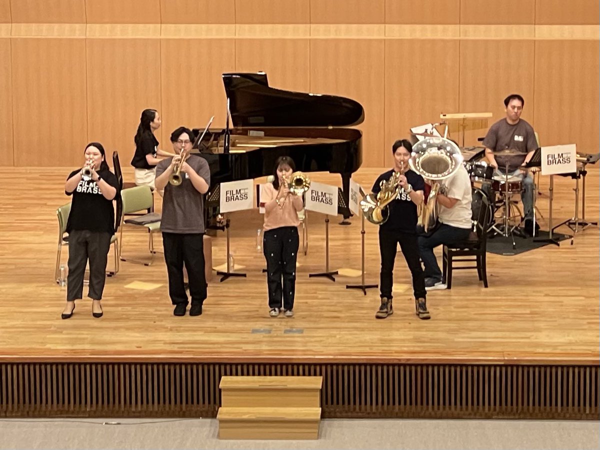 FilmBrass's tweet photo. 🎺出張ミニコンサート🎵終演🏔️
昨日に続き松本での2公演、本当にありがとうございました！
りんごもいただき、大喜びのメンバーです🍎😍

皆様からの温かい拍手でパワーチャージし、3月10日のFILM BRASS ⅩⅤみなとみらい公演に向かって準備してまいります🚢🌊
#FILMBRASS https://t.co/jqyCK3ARNS