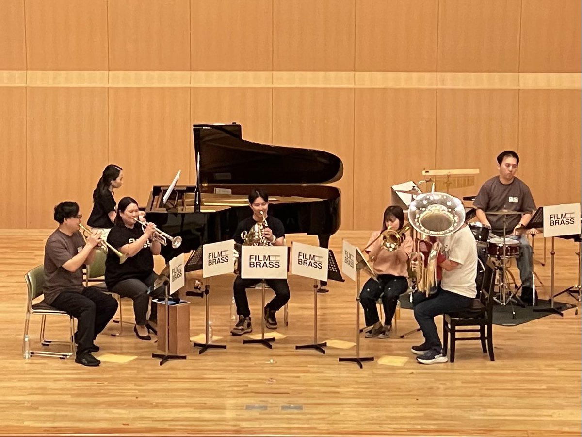 FilmBrass's tweet photo. 🎺出張ミニコンサート🎵終演🏔️
昨日に続き松本での2公演、本当にありがとうございました！
りんごもいただき、大喜びのメンバーです🍎😍

皆様からの温かい拍手でパワーチャージし、3月10日のFILM BRASS ⅩⅤみなとみらい公演に向かって準備してまいります🚢🌊
#FILMBRASS https://t.co/jqyCK3ARNS