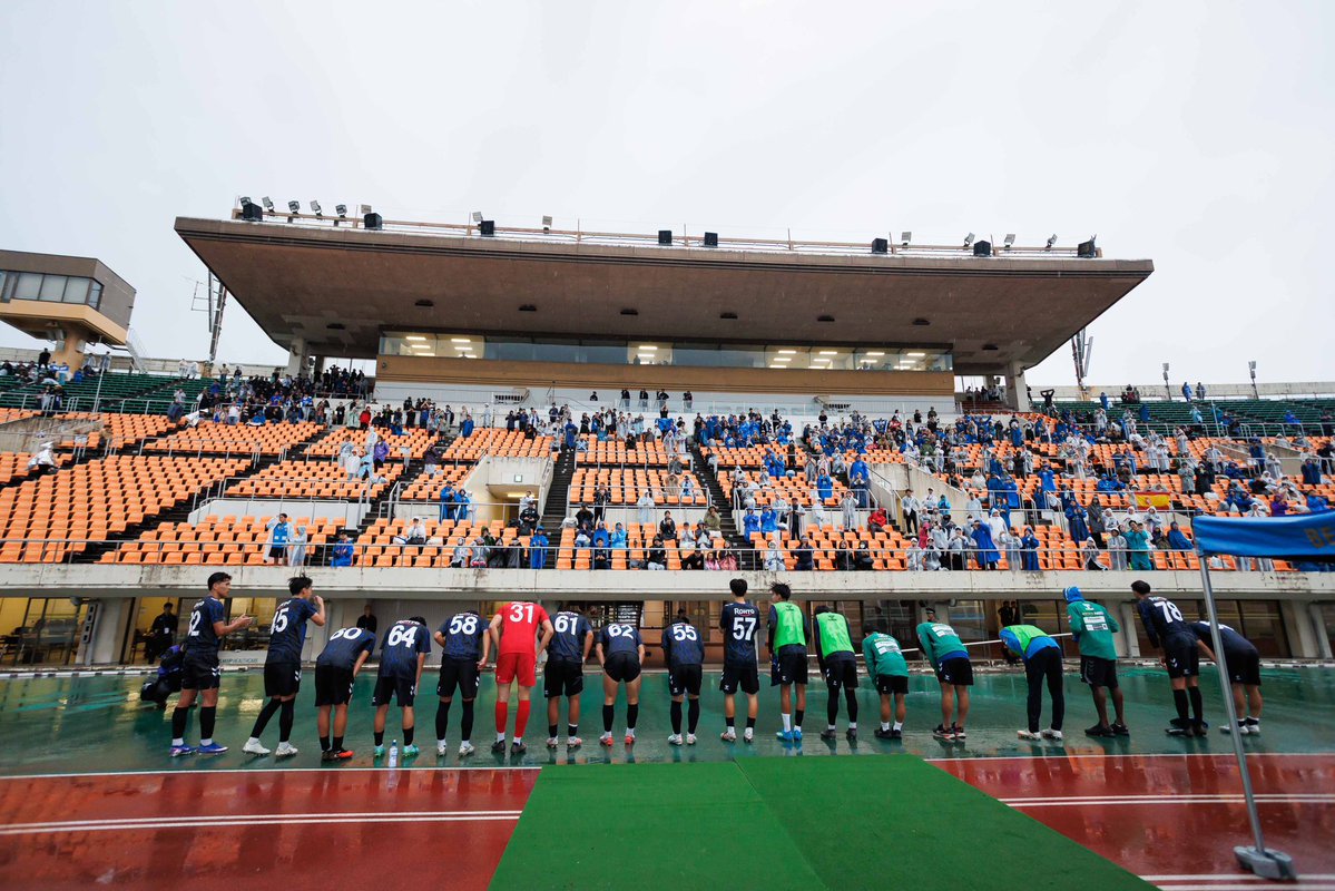 GAMBA_OFFICIAL's tweet photo. 雨の中、1,000名を超えるファン・サポーターの皆さまにお越しいただきました！👏

熱い応援、ありがとうございました！✨

引き続き、応援よろしくお願いします🔥

#U21ガンバ大阪
#ガンバ大阪 #GAMBAOSAKA https://t.co/tRtVuvBNhu