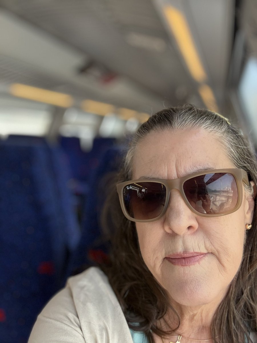 MiriamKlassM's tweet photo. Apesar dos pesares no trem indo a Tel Aviv pra votar em @FlavioBolsonaro https://t.co/r632mnbwIU