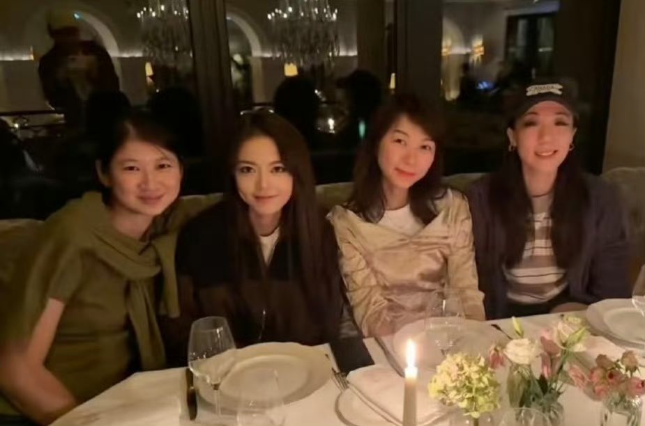 mailuvya's tweet photo. Maimai with the Miu Miu team over the years

@MIUMIUofficial 
ANGEL JINMAI AT PARIS FASHION WEEK
#ZhaoJinmai #ZhaoJinmaixMiuMiu #MiuMiuSS27 https://t.co/ug9BREk6Zt