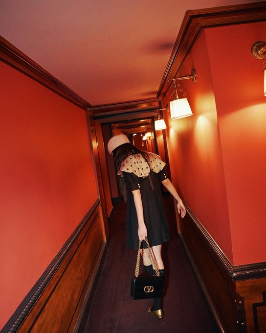 esakinathan's tweet photo. The icon Freen stuns at the 2027 PFW show Valentino's event, rocking a chic look as a VIP guest. A true goddess!

SAROCHA X VALENTINO PFW SS27
@maisonvalentino

#ValentinoSS27xFreen
#ValentinoAntibiblioteca
#ValentinoGaravani
#srchafreen https://t.co/jI0WOFvSRY