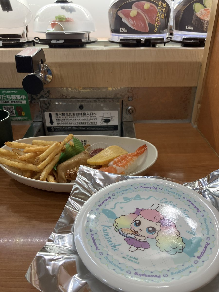 GoldenHijiki's tweet photo. くら寿司でティニピンってアニメとコラボしてたー
この作品知らなかったけど990円のセットで寿司皿貰えるのは嬉しいなー　キャラも可愛いし https://t.co/m61j3vLoJm