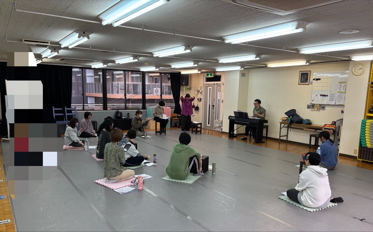 P_eggseikimatu's tweet photo. 今日はみーちゃん不在の歌練習DAY！！
音楽部のわんわんを中心に、座組メンバーでメニューを考え、有意義な練習となりました！！
迎夢は、なんかもうずっと音楽が鳴っているんだぜ…！！！音楽劇だからな！！！！！！
みんなで頑張って歌うんだぜぇー！！！！

#pegg #pegg2026 #稽古場風景 #迎夢 https://t.co/X4is6iRtPF