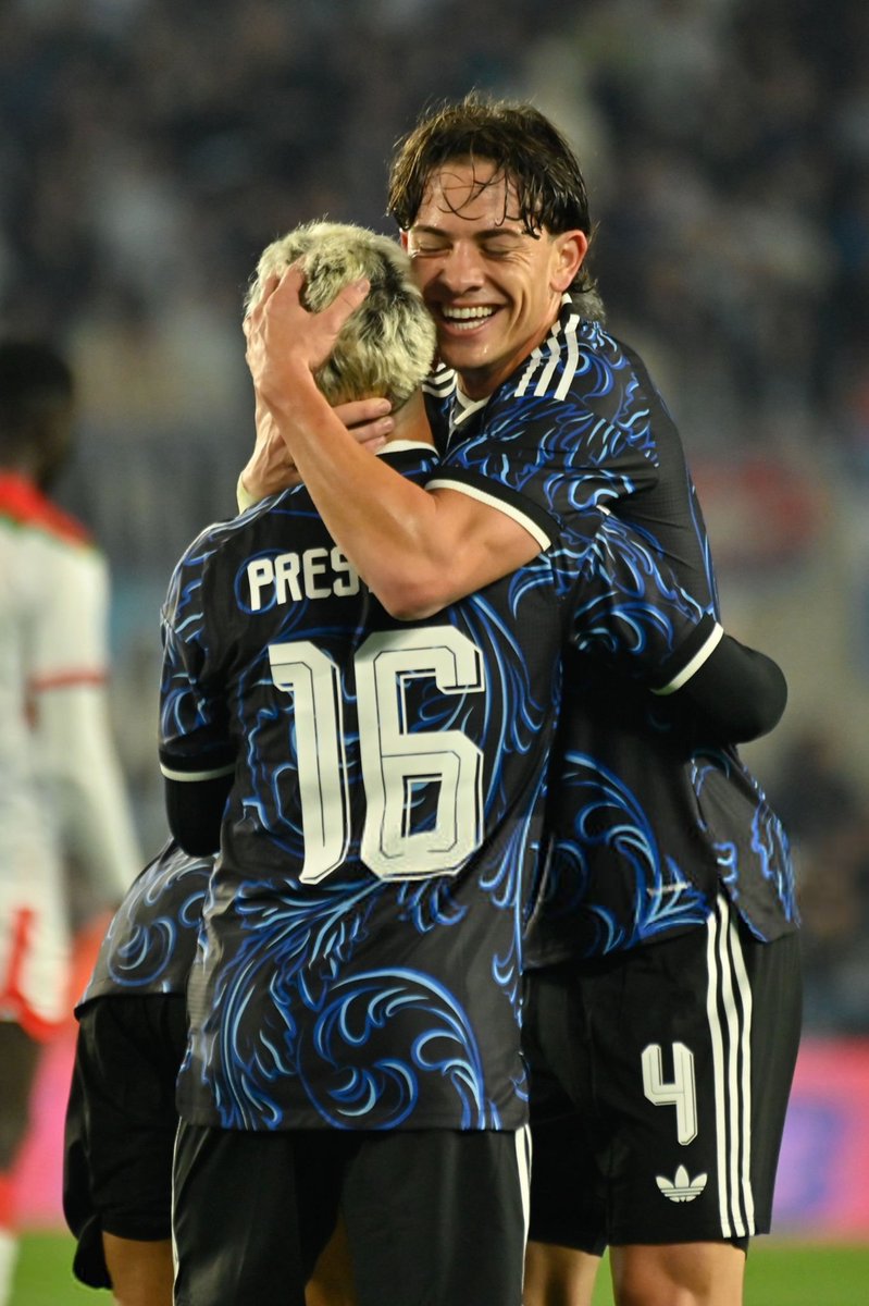 TouchlineX's tweet photo. 🚨 𝗡𝗘𝗪: HUGE controversy in Argentina despite their 7-0 win over Burkina Faso. 

Argentina covered Burkina Faso’s travel costs, but several senior players were unhappy with the low-cost flight and decided NOT to travel.

Burkina Faso therefore sent a squad made up almost entirely of U23 players, whose flight arrived in Buenos Aires just THREE HOURS before kick-off.

Argentina went on to win 7-0, with local media describing the match as “more of an embarrassment than a friendly.”