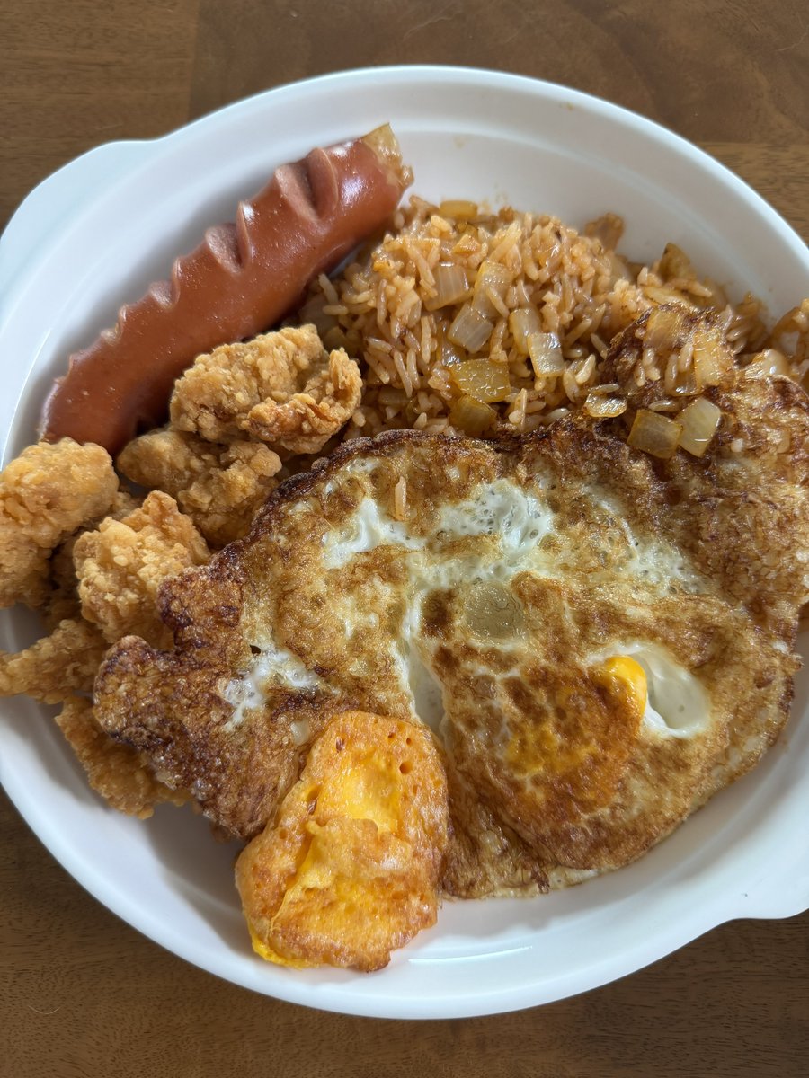 absoluteJB's tweet photo. วันนี้ไม่อยากสั่งข้าวเลยกะประหยัดทำไรกินเอง มีข้าวกับไข่อยู่ เอ้ะ เมนูไรดี เอ้ยนี่ไงใช้ข้าวกับไข่ ข้าวผัดอเมริกัน เอ้ย ไม่มีน่องไก่อะ ไส้กรอกด้วย สั่งเนื้อสัตว์มาเติมดีกว่า สั่งไปสั่งมาราคาเท่าข้าวจานนึง แถมยังต้องล้างครัว 😭 https://t.co/ua8r3xSULT