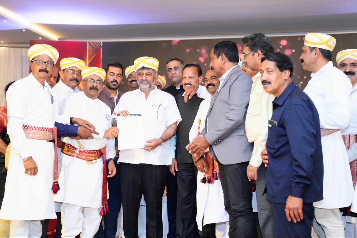 CMofKarnataka's tweet photo. ಸನ್ಮಾನ್ಯ ಮುಖ್ಯಮಂತ್ರಿ ಶ್ರೀ @DKShivakumar ಅವರು ಬೆಂಗಳೂರಿನ ಕೊಡಗು ಗೌಡ ಸಮಾಜದ ಸಭಾಂಗಣದಲ್ಲಿ ಕೈಲ್ ಮುಹೂರ್ತ ಜಂಬರ 2026 ಕಾರ್ಯಕ್ರಮಕ್ಕೆ ದೀಪ ಬೆಳಗಿಸುವ ಮೂಲಕ ಚಾಲನೆ ನೀಡಿದರು.

ಕಾರ್ಯಕ್ರಮದಲ್ಲಿ ಮಾಜಿ ಮುಖ್ಯಮಂತ್ರಿ ಶ್ರೀ ಡಿ. ವಿ. ಸದಾನಂದ ಗೌಡ, ಮುಖ್ಯಮಂತ್ರಿಗಳ ರಾಜಕೀಯ ಸಲಹೆಗಾರರಾದ ಶ್ರೀ ಎ. ಎಸ್. ಪೊನ್ನಣ್ಣ, ಶಾಸಕ ಶ್ರೀ ಮಂಥರ್ ಗೌಡ ಮತ್ತಿತರರು ಉಪಸ್ಥಿತರಿದ್ದರು.