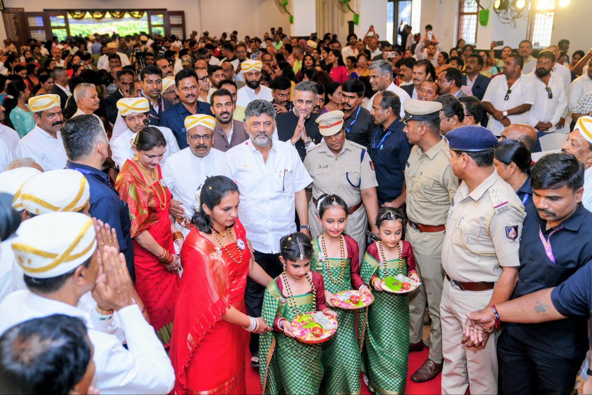 CMofKarnataka's tweet photo. ಸನ್ಮಾನ್ಯ ಮುಖ್ಯಮಂತ್ರಿ ಶ್ರೀ @DKShivakumar ಅವರು ಬೆಂಗಳೂರಿನ ಕೊಡಗು ಗೌಡ ಸಮಾಜದ ಸಭಾಂಗಣದಲ್ಲಿ ಕೈಲ್ ಮುಹೂರ್ತ ಜಂಬರ 2026 ಕಾರ್ಯಕ್ರಮಕ್ಕೆ ದೀಪ ಬೆಳಗಿಸುವ ಮೂಲಕ ಚಾಲನೆ ನೀಡಿದರು.

ಕಾರ್ಯಕ್ರಮದಲ್ಲಿ ಮಾಜಿ ಮುಖ್ಯಮಂತ್ರಿ ಶ್ರೀ ಡಿ. ವಿ. ಸದಾನಂದ ಗೌಡ, ಮುಖ್ಯಮಂತ್ರಿಗಳ ರಾಜಕೀಯ ಸಲಹೆಗಾರರಾದ ಶ್ರೀ ಎ. ಎಸ್. ಪೊನ್ನಣ್ಣ, ಶಾಸಕ ಶ್ರೀ ಮಂಥರ್ ಗೌಡ ಮತ್ತಿತರರು ಉಪಸ್ಥಿತರಿದ್ದರು.