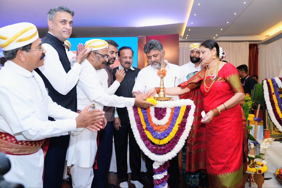 CMofKarnataka's tweet photo. ಸನ್ಮಾನ್ಯ ಮುಖ್ಯಮಂತ್ರಿ ಶ್ರೀ @DKShivakumar ಅವರು ಬೆಂಗಳೂರಿನ ಕೊಡಗು ಗೌಡ ಸಮಾಜದ ಸಭಾಂಗಣದಲ್ಲಿ ಕೈಲ್ ಮುಹೂರ್ತ ಜಂಬರ 2026 ಕಾರ್ಯಕ್ರಮಕ್ಕೆ ದೀಪ ಬೆಳಗಿಸುವ ಮೂಲಕ ಚಾಲನೆ ನೀಡಿದರು.

ಕಾರ್ಯಕ್ರಮದಲ್ಲಿ ಮಾಜಿ ಮುಖ್ಯಮಂತ್ರಿ ಶ್ರೀ ಡಿ. ವಿ. ಸದಾನಂದ ಗೌಡ, ಮುಖ್ಯಮಂತ್ರಿಗಳ ರಾಜಕೀಯ ಸಲಹೆಗಾರರಾದ ಶ್ರೀ ಎ. ಎಸ್. ಪೊನ್ನಣ್ಣ, ಶಾಸಕ ಶ್ರೀ ಮಂಥರ್ ಗೌಡ ಮತ್ತಿತರರು ಉಪಸ್ಥಿತರಿದ್ದರು.