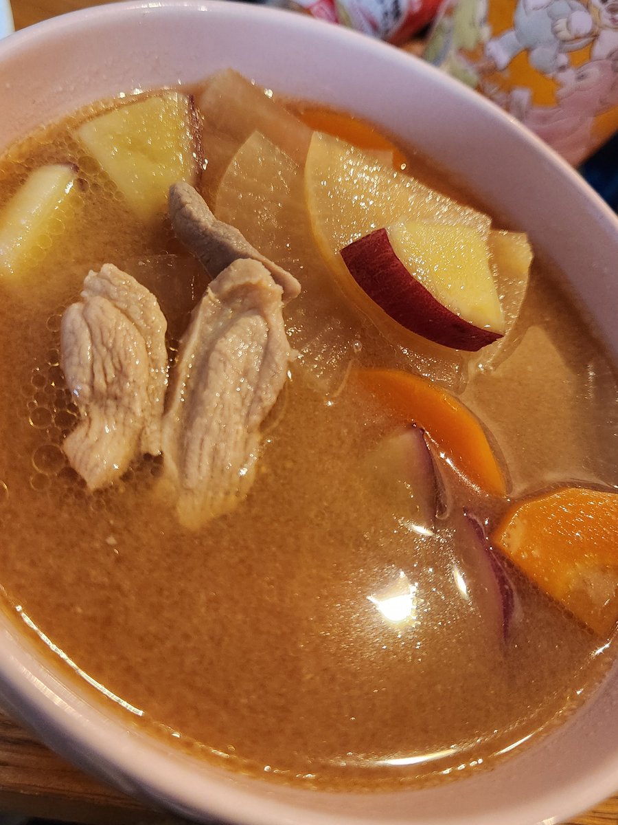 meshi_ko's tweet photo. 今日のお夕飯はシューマイと豚汁ならぬ鴨汁🫶料理苦手だけど作った！
最近さつまいも🍠にハマっている
(写真のセンスゼロ🤣) https://t.co/TDckJlSGfx