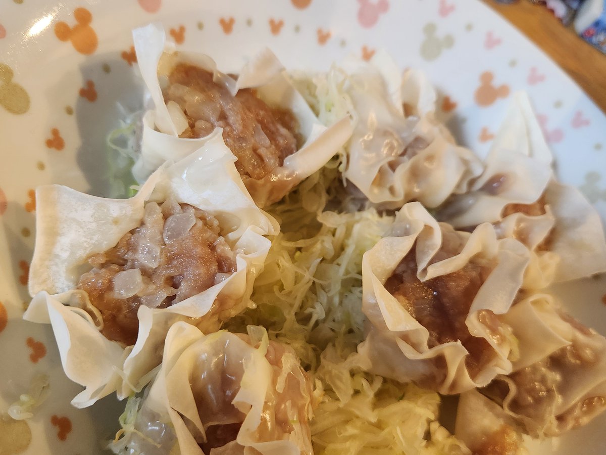 meshi_ko's tweet photo. 今日のお夕飯はシューマイと豚汁ならぬ鴨汁🫶料理苦手だけど作った！
最近さつまいも🍠にハマっている
(写真のセンスゼロ🤣) https://t.co/TDckJlSGfx