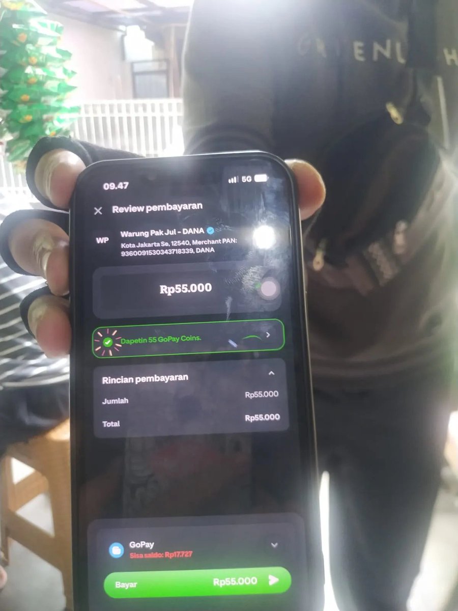 keluhkesahkonoh's tweet photo. Buat abang Gojek yang tadi belanja di warung emak gue, lu bangsat sih. 😭

Orang tua gue gaptek, tapi kalau sampai dimanfaatin karena mereka nggak paham teknologi, ya anjir banget https://t.co/v0ozUgtMKc