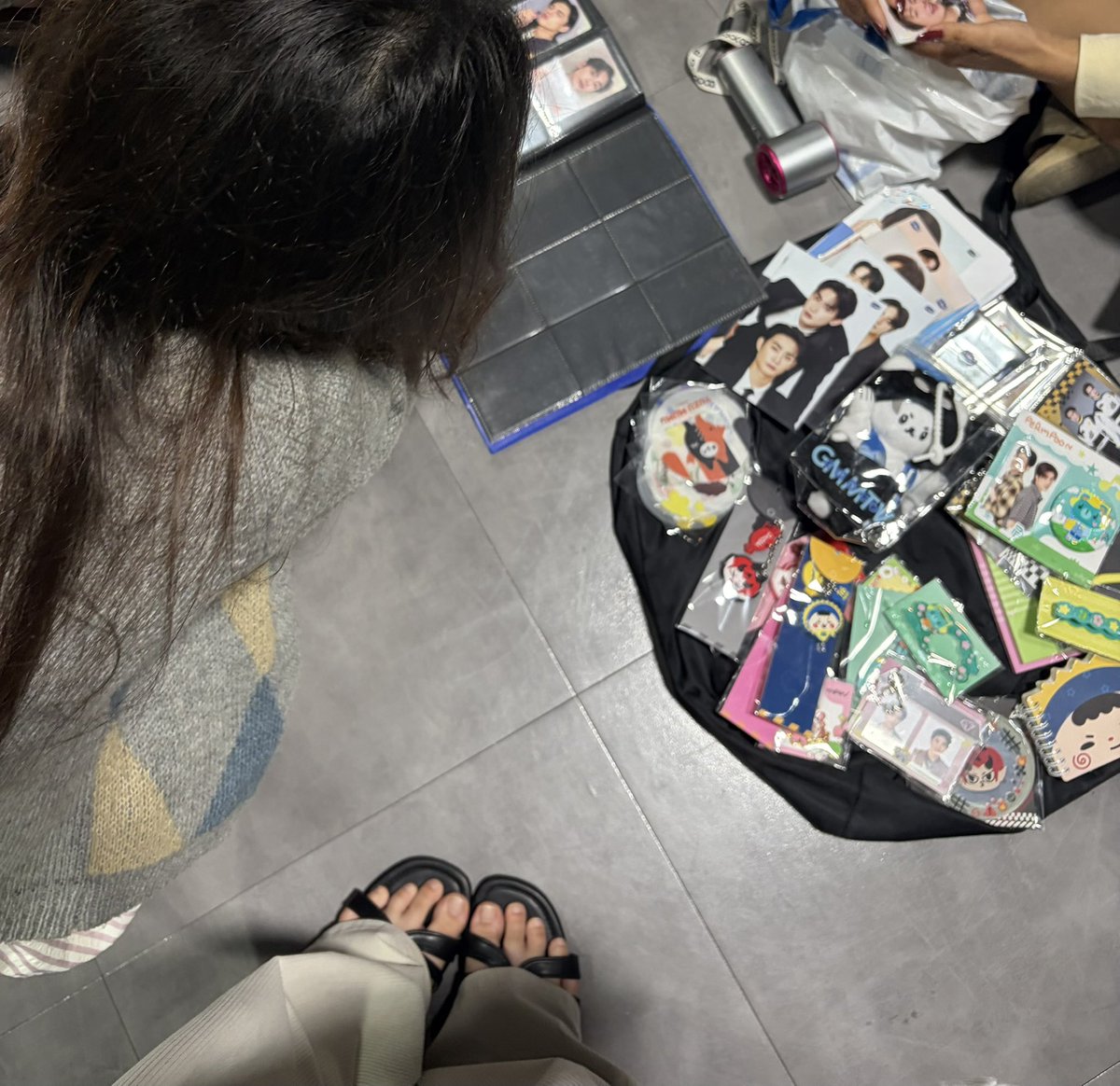 mayohoshii's tweet photo. เดิน ๆ อยู่ในmrtเจอคนสะกิดถามยูเนียนไปทางไหนคะ ก็เลยเออๆเดี๋ยวเดินไปส่ง ไปๆมาๆให้ชั้นพาขึ้นชั้น6ที่ลงทะเบียนรวมพล อยู่ๆก็ให้พาเดินในฮอล อ่ะ ลงไปช้อปการ์ด ?—? งง นี่เราอยากมาแฟนนิวัลหรอเนี่ย525252525 สภาพพพพ 🕳️🤸🫠 https://t.co/7SV4vsHxmc